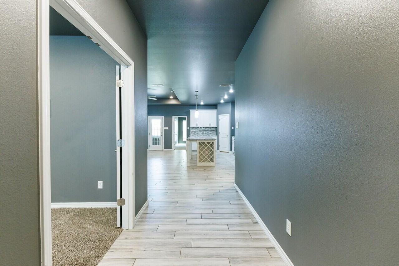 10301 Avenue W - Photo 4 of 27