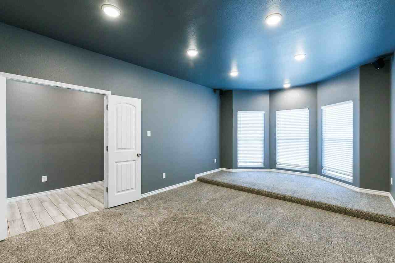 10301 Avenue W - Photo 6 of 27