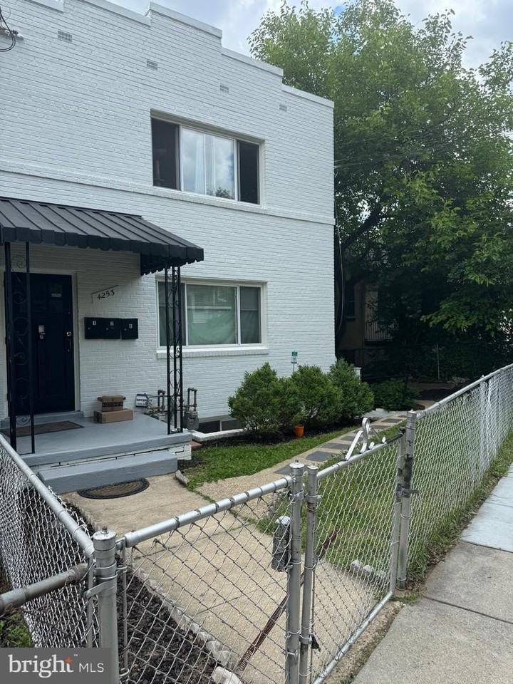 4253 Brooks St Ne - Photo 2 of 22