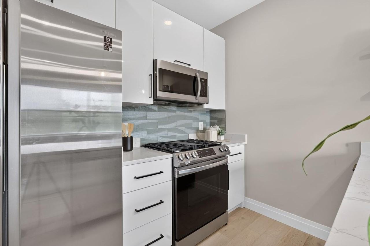 1102 Staples St Ne - Photo 6 of 23