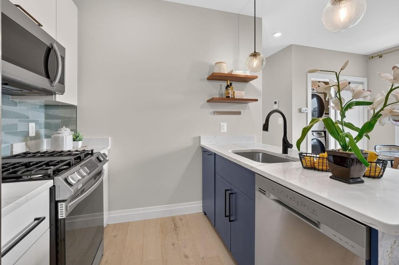 1102 Staples St Ne - Photo 7 of 23