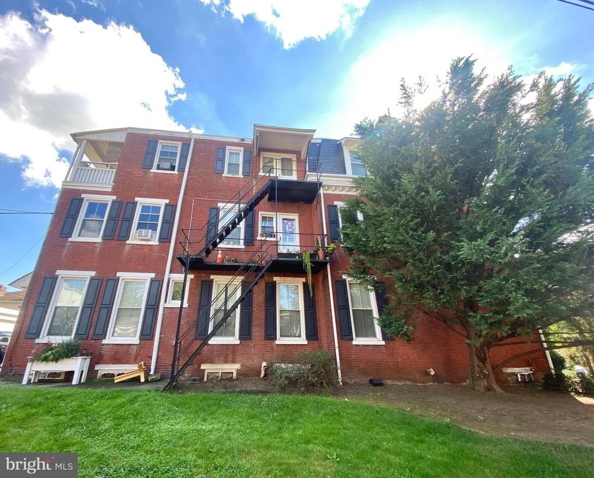 131 W 18th St - Photo 2 of 16