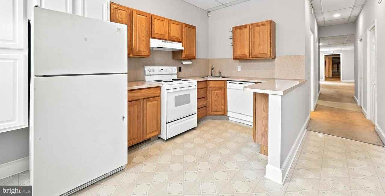 506 W 9th St - Photo 2 of 15