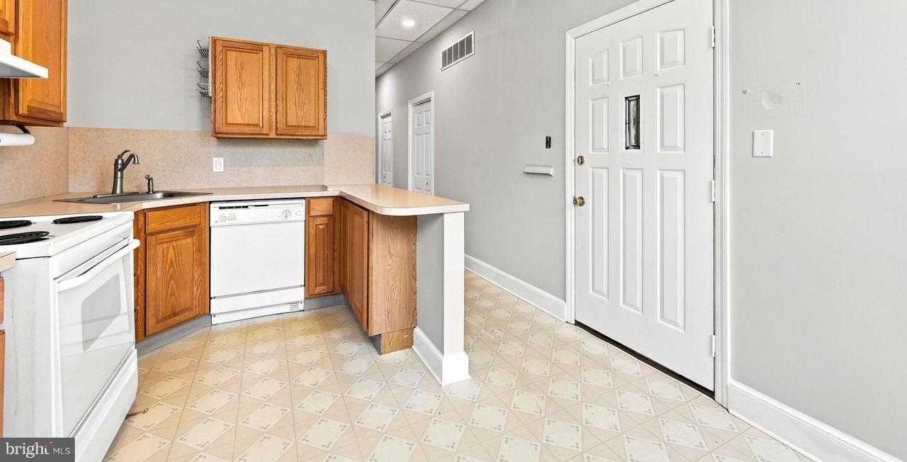 506 W 9th St - Photo 3 of 15