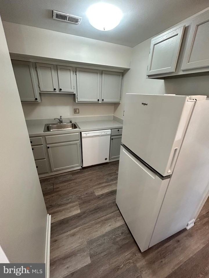 521 S Wolfe St - Photo 4 of 10