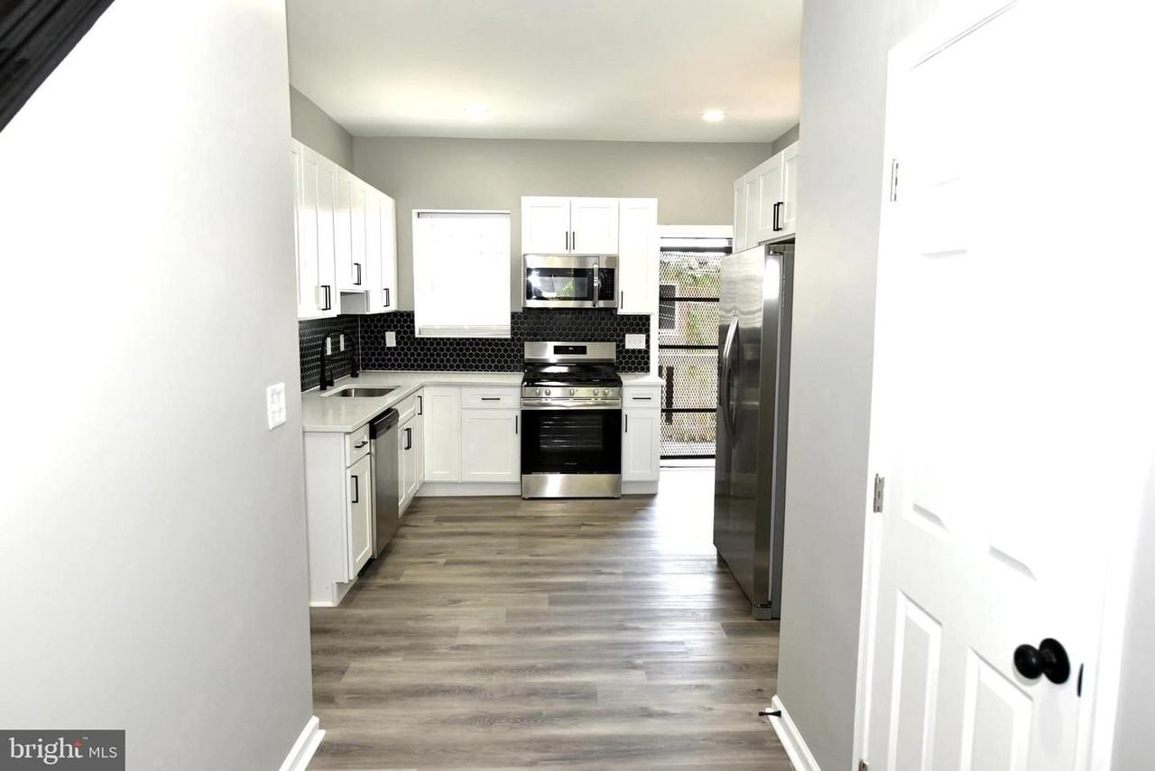 2225 W Baltimore St - Photo 6 of 46