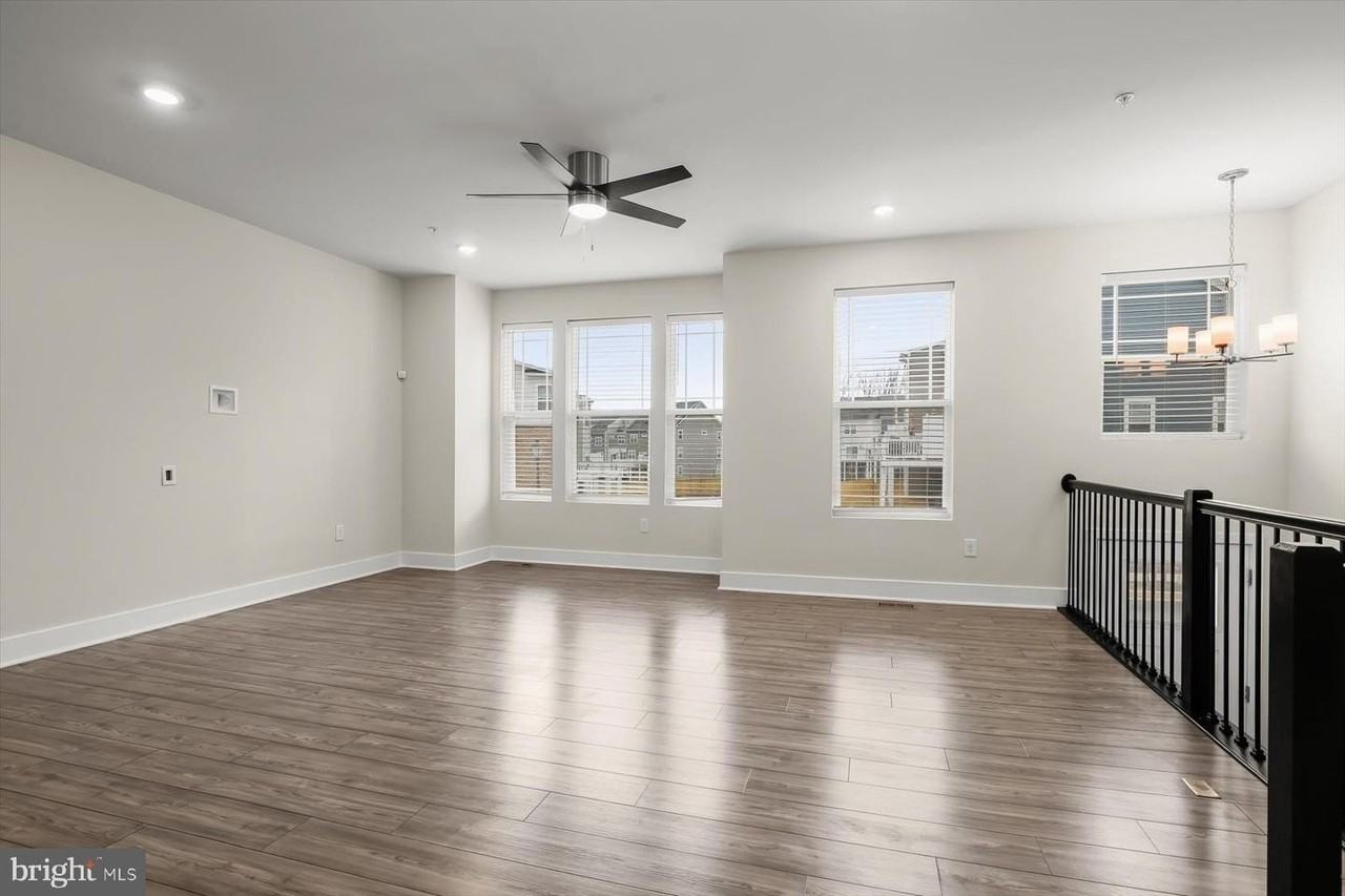 304 Sweetbay Rd - Photo 4 of 50