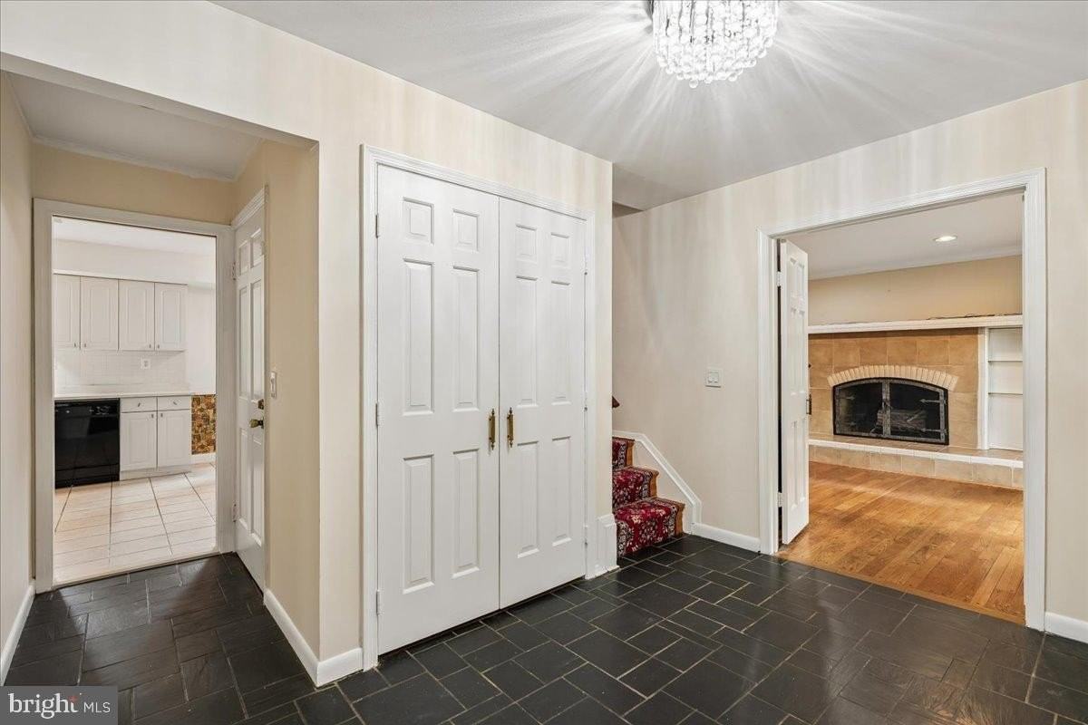 11119 Lamplighter Ln - Photo 6 of 32
