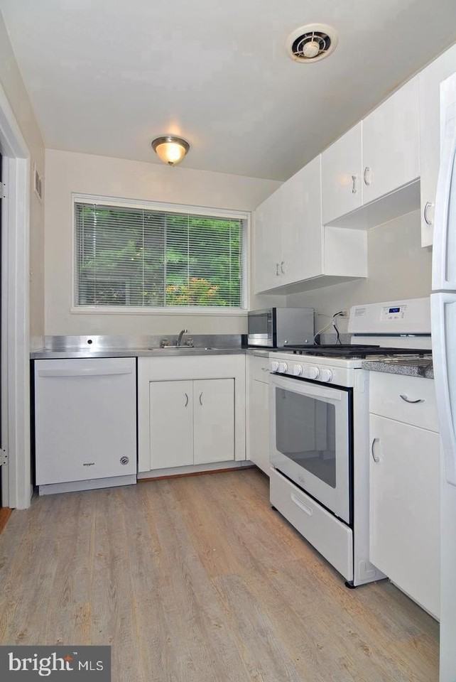 10618 Kenilworth Ave - Photo 5 of 10