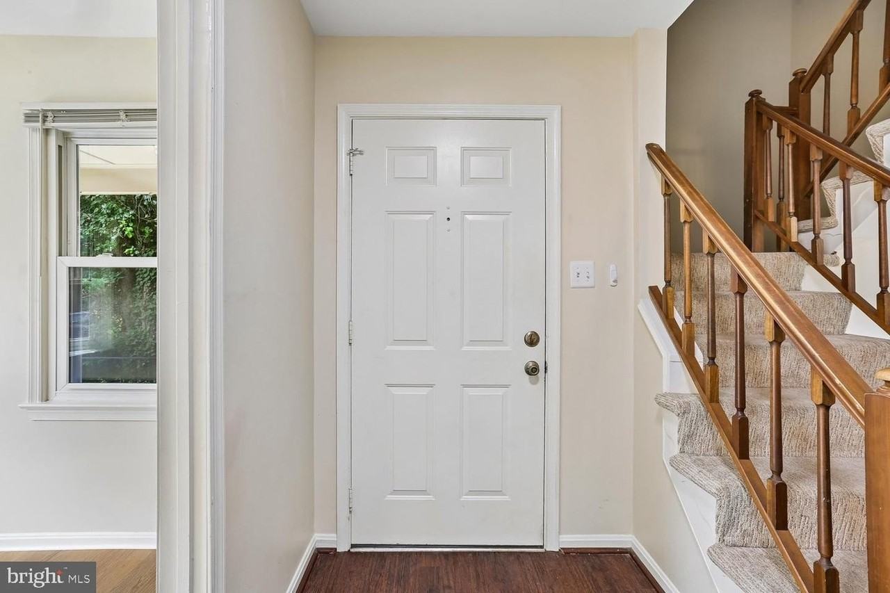 7561 Heatherton Ln - Photo 4 of 48