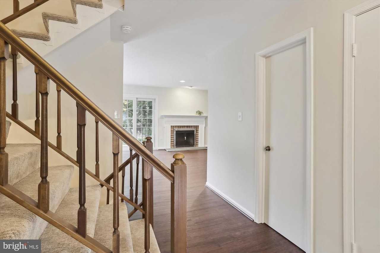 7561 Heatherton Ln - Photo 5 of 48