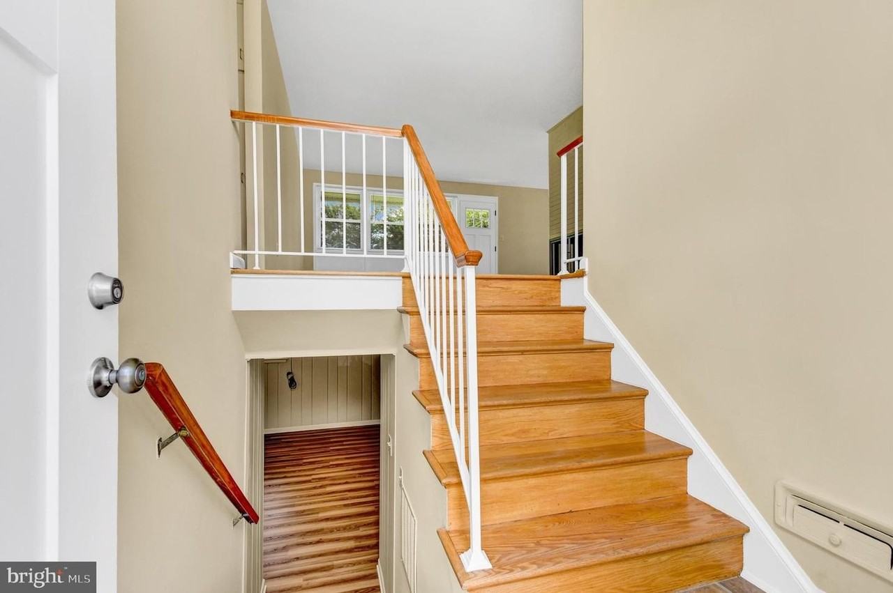 10228 Farnham Dr - Photo 6 of 35