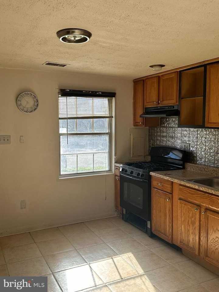 1805 Dutch Village Dr - Photo 3 of 11