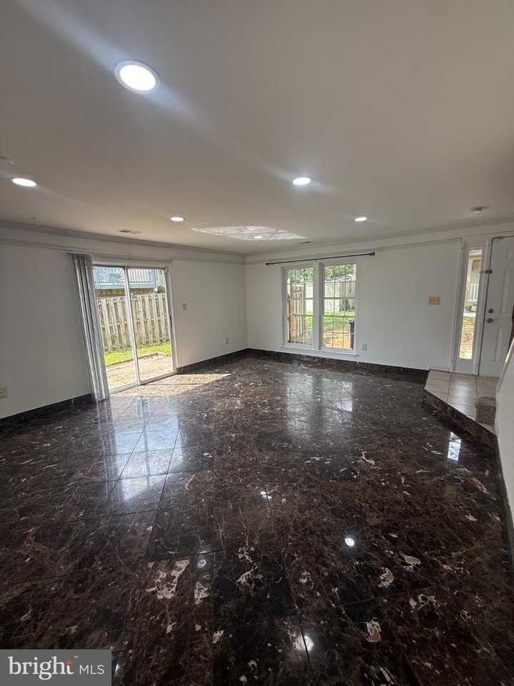 306 Hillside Ter - Photo 7 of 26