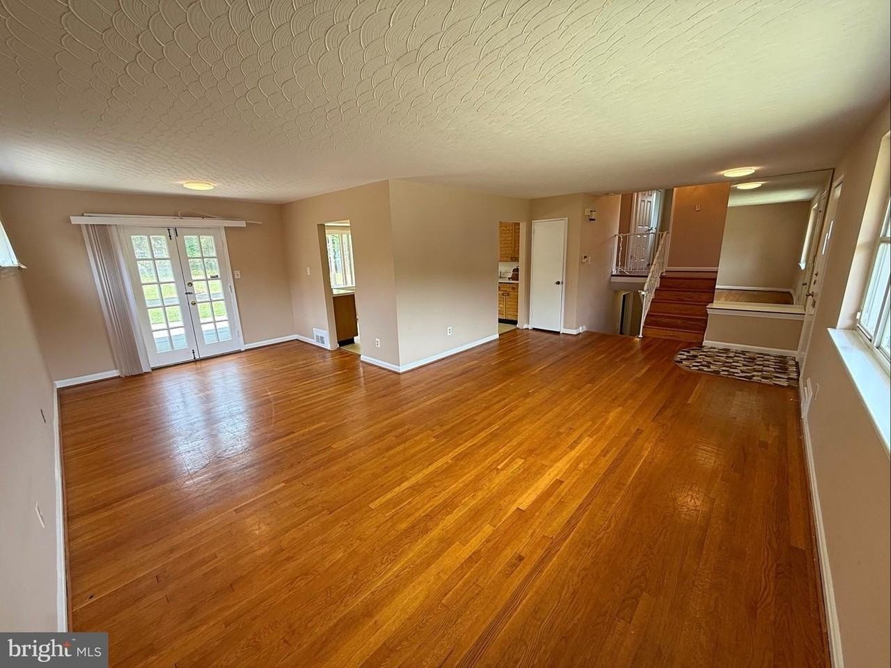 7104 Adelphi Rd - Photo 5 of 35