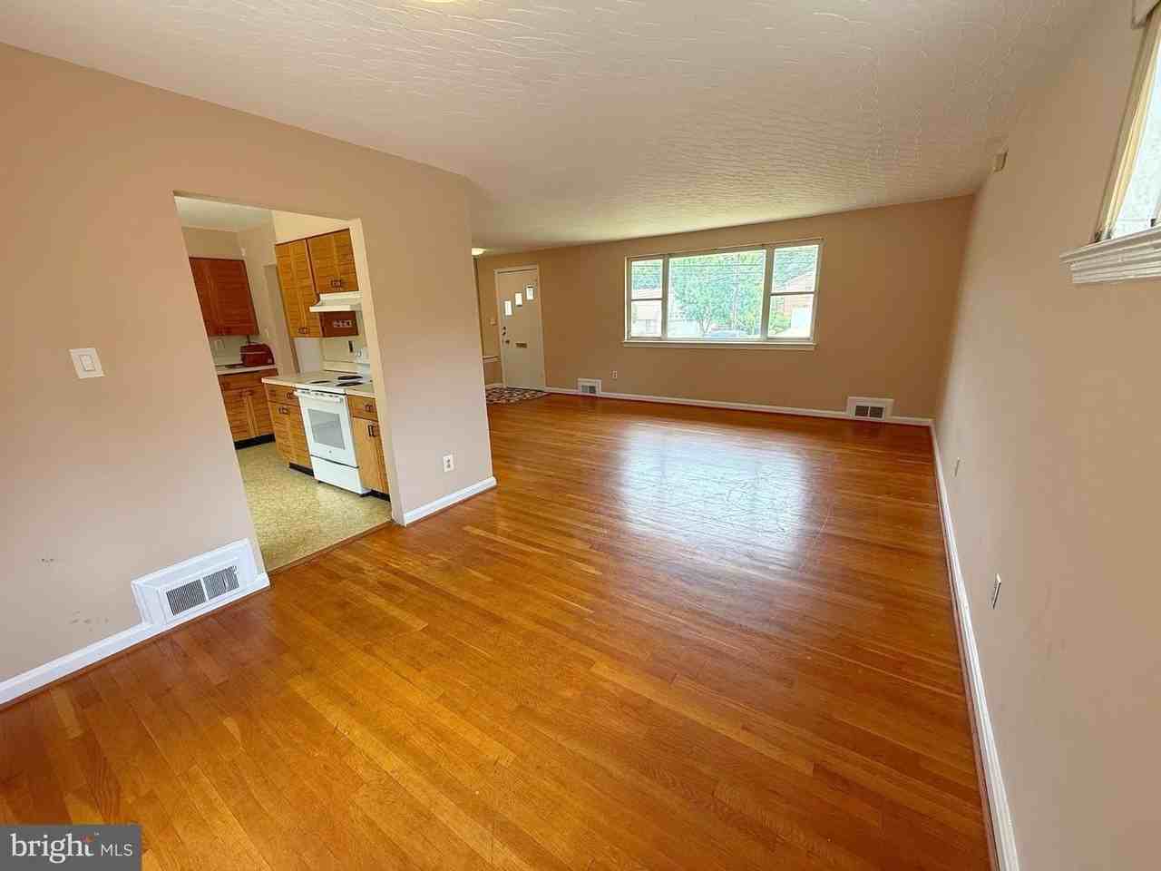 7104 Adelphi Rd - Photo 6 of 35