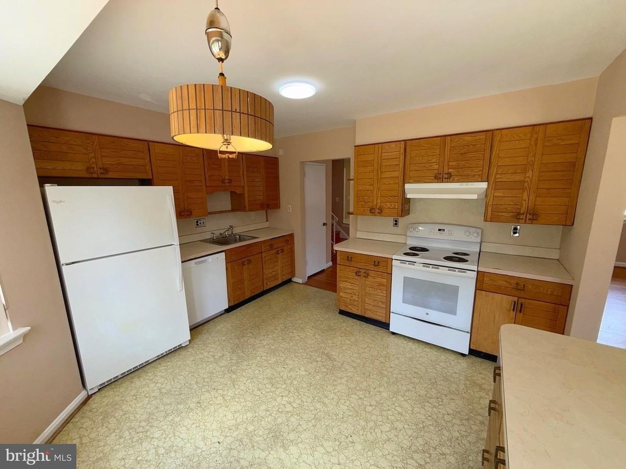 7104 Adelphi Rd - Photo 7 of 35