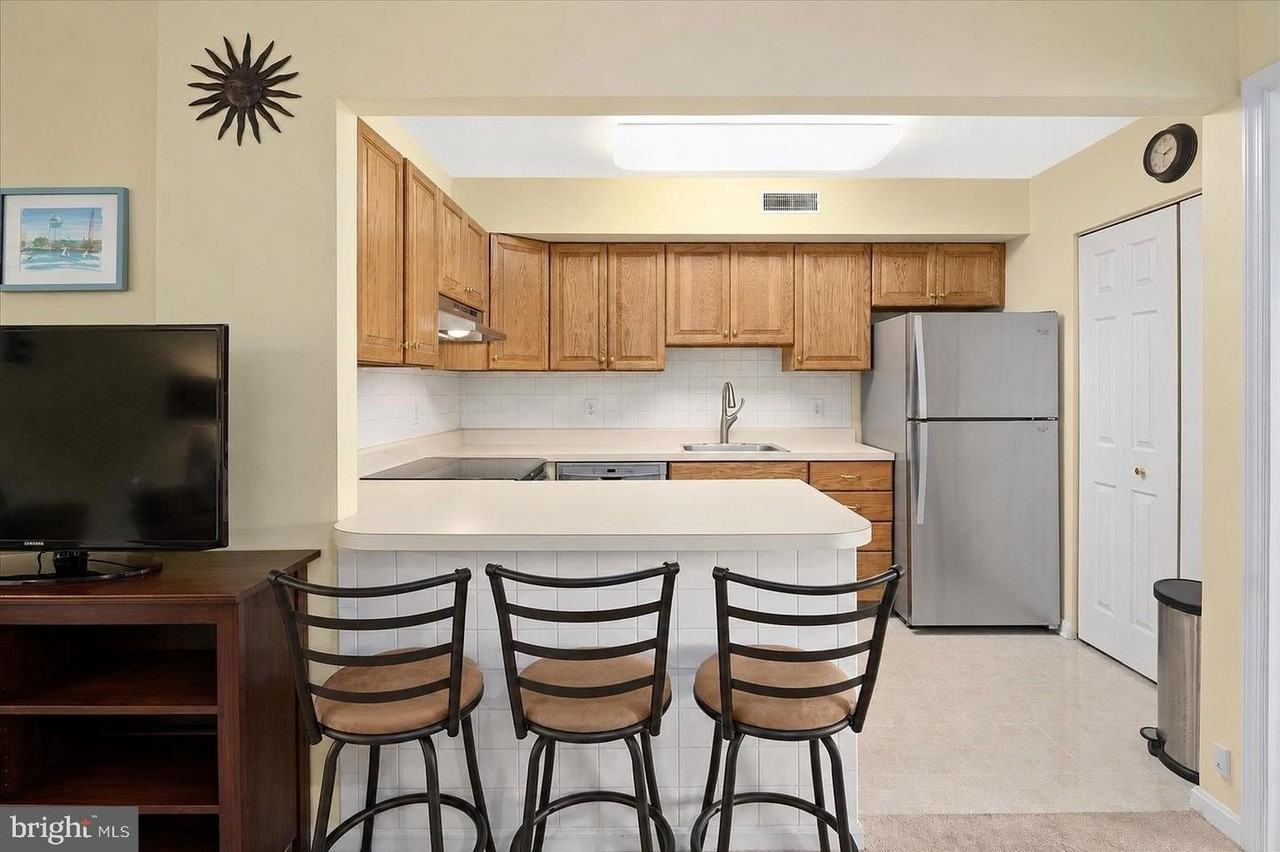 14301 Tunnel Ave - Photo 3 of 8