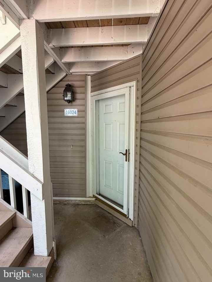 16024 Beacon Hill Dr - Photo 2 of 12