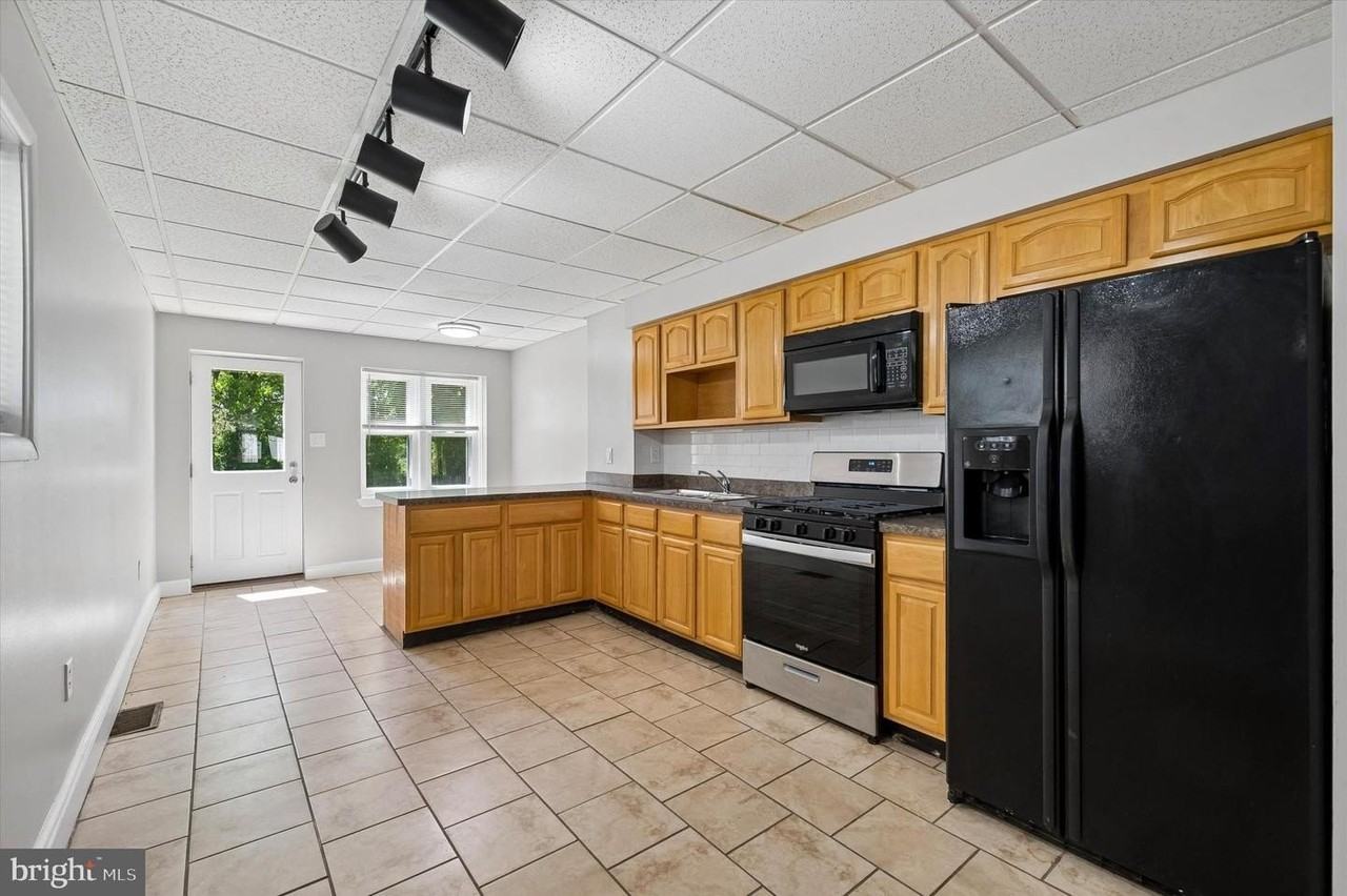 431 Iroquois St - Photo 4 of 15