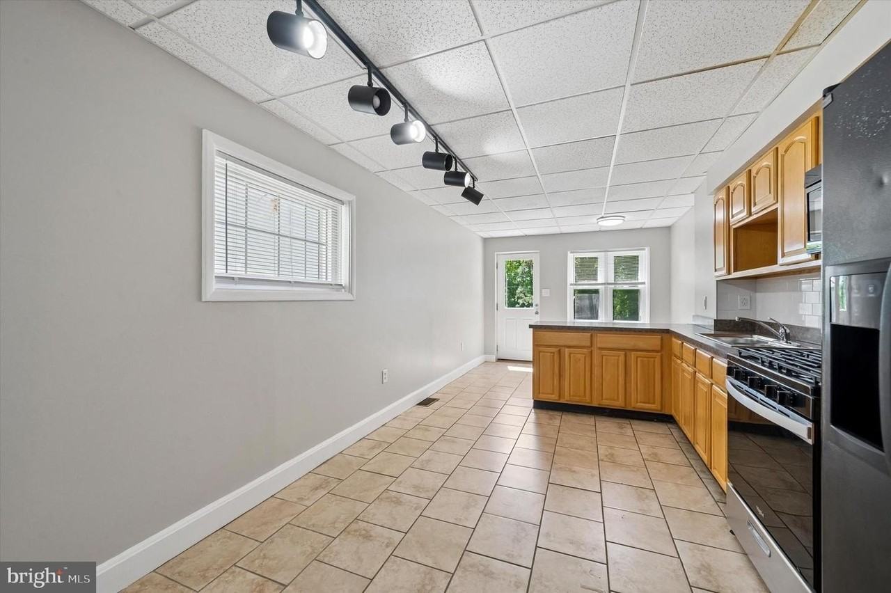 431 Iroquois St - Photo 6 of 15