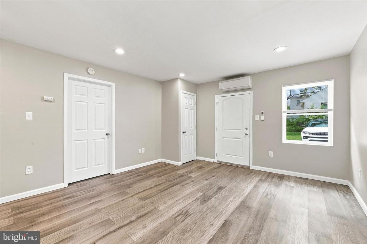 327 Powhattan Ave - Photo 4 of 15