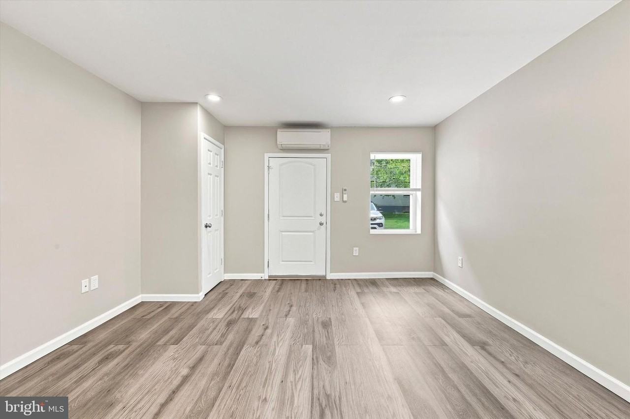 327 Powhattan Ave - Photo 5 of 15