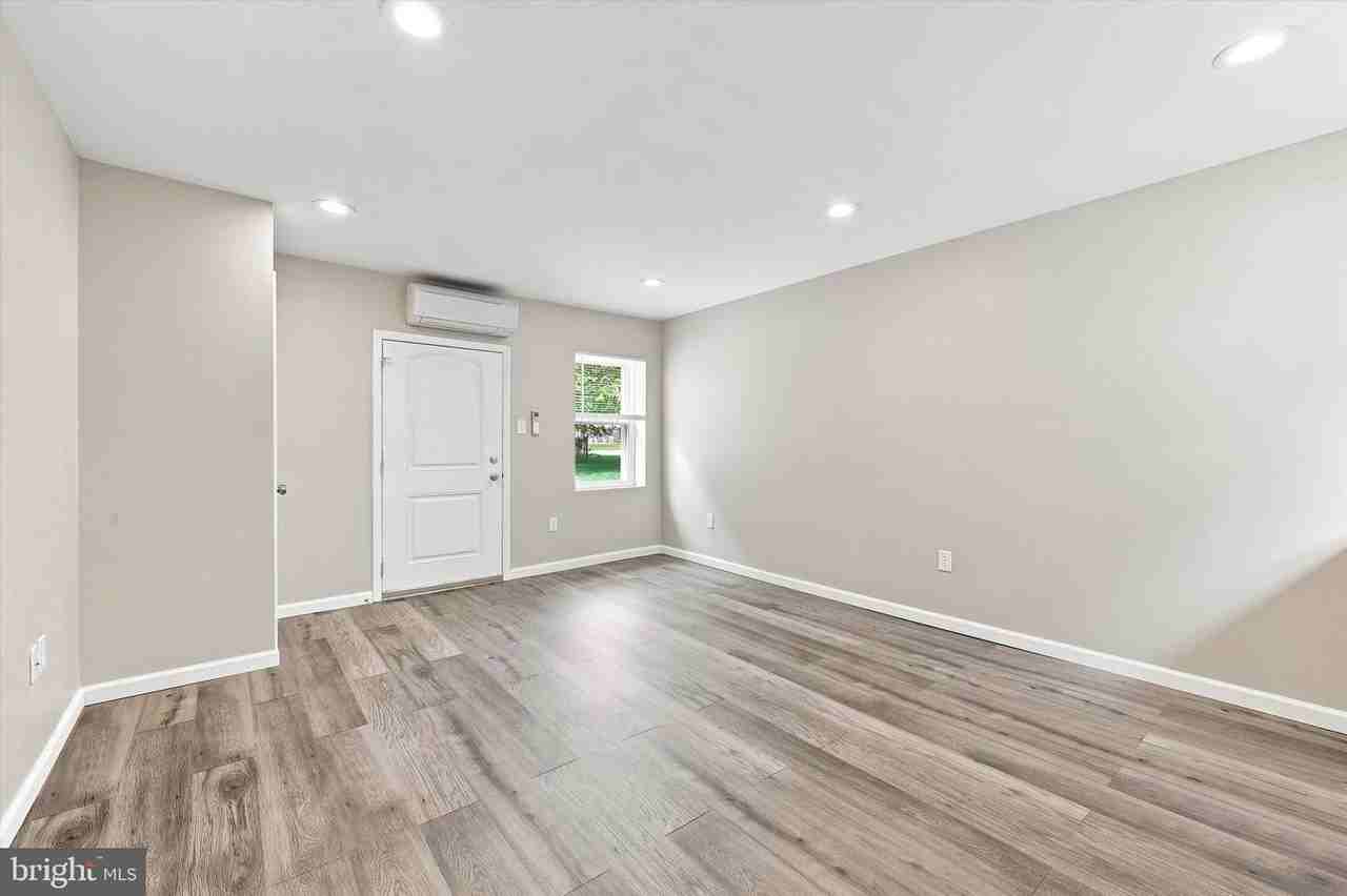 327 Powhattan Ave - Photo 6 of 15