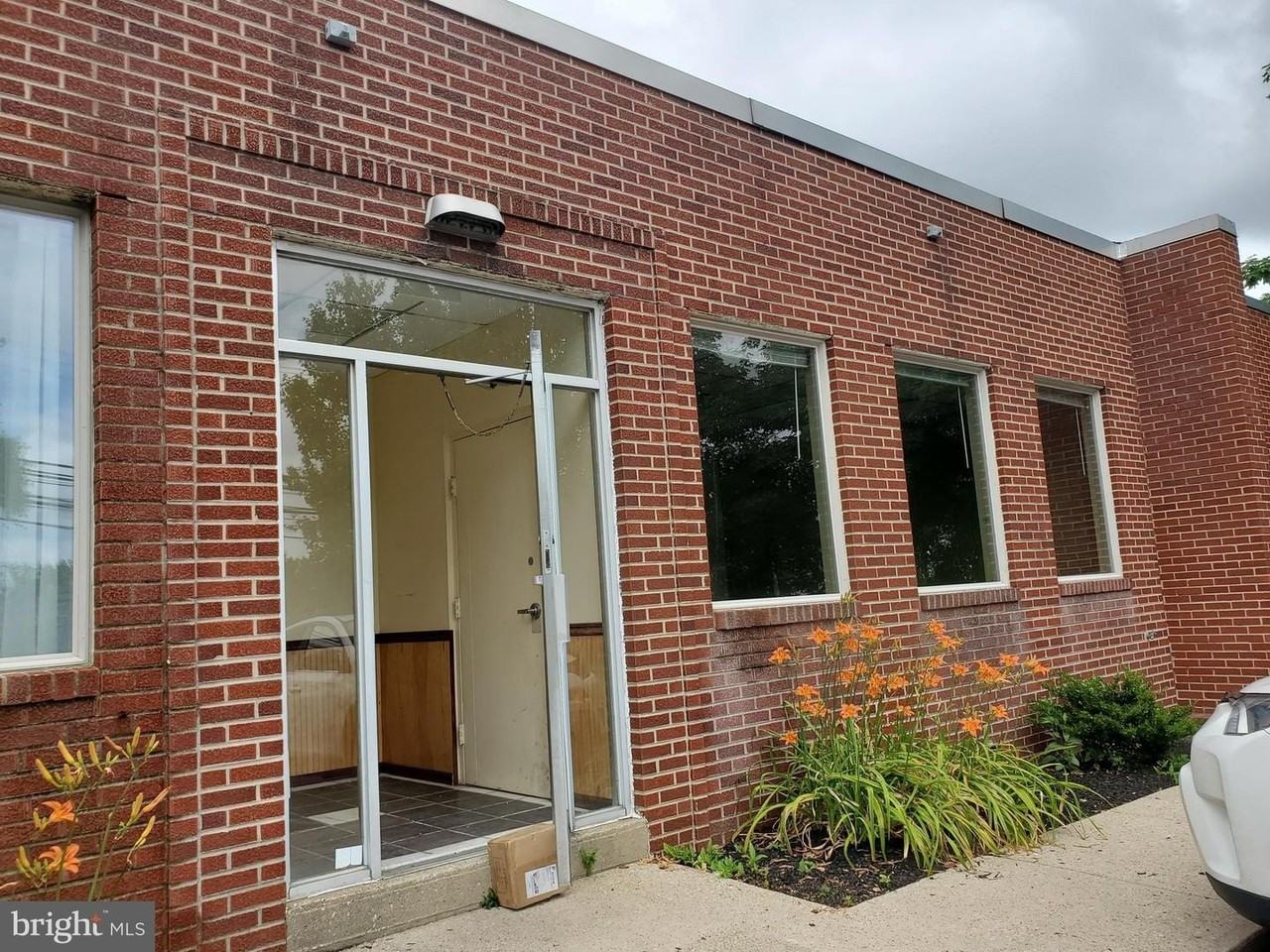 1055 W Germantown Pike - Photo 5 of 37