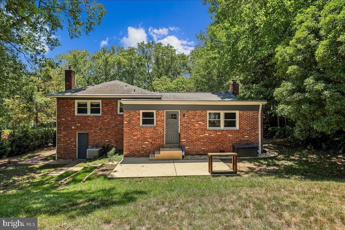 8109 Bainbridge Rd - Photo 3 of 21
