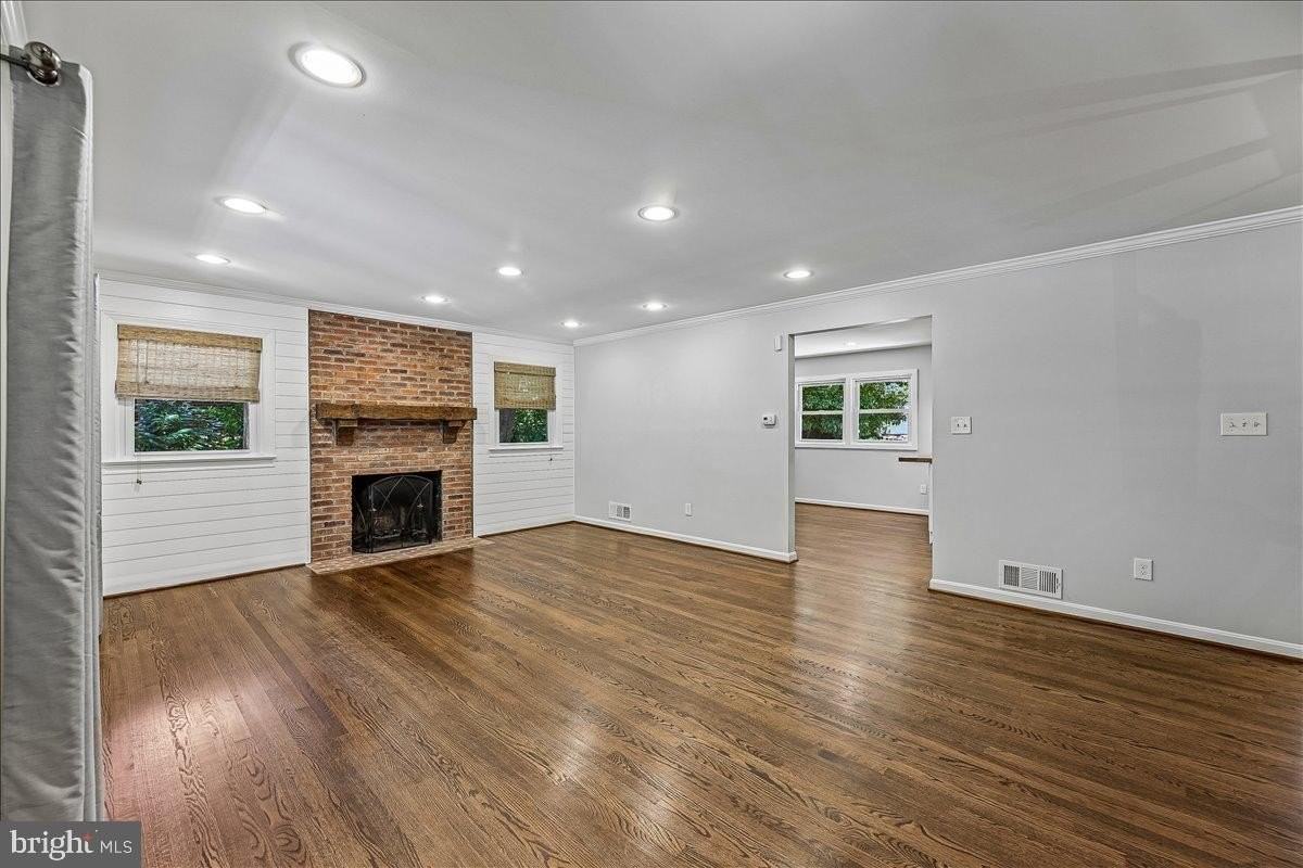 8109 Bainbridge Rd - Photo 5 of 21