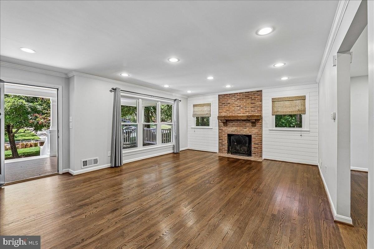 8109 Bainbridge Rd - Photo 6 of 21