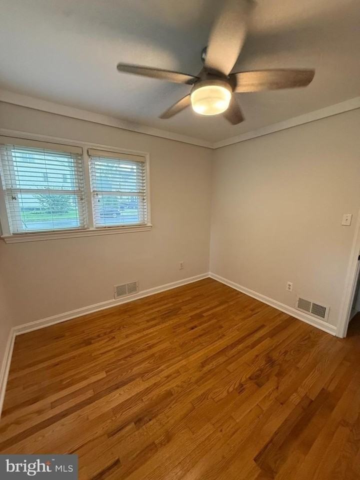 7915 Fairfax Rd - Photo 7 of 21