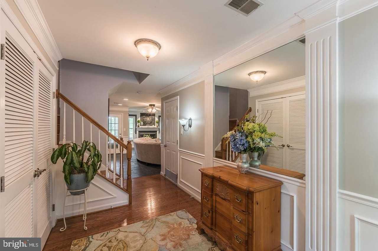 43125 Holtby Sq - Photo 2 of 36
