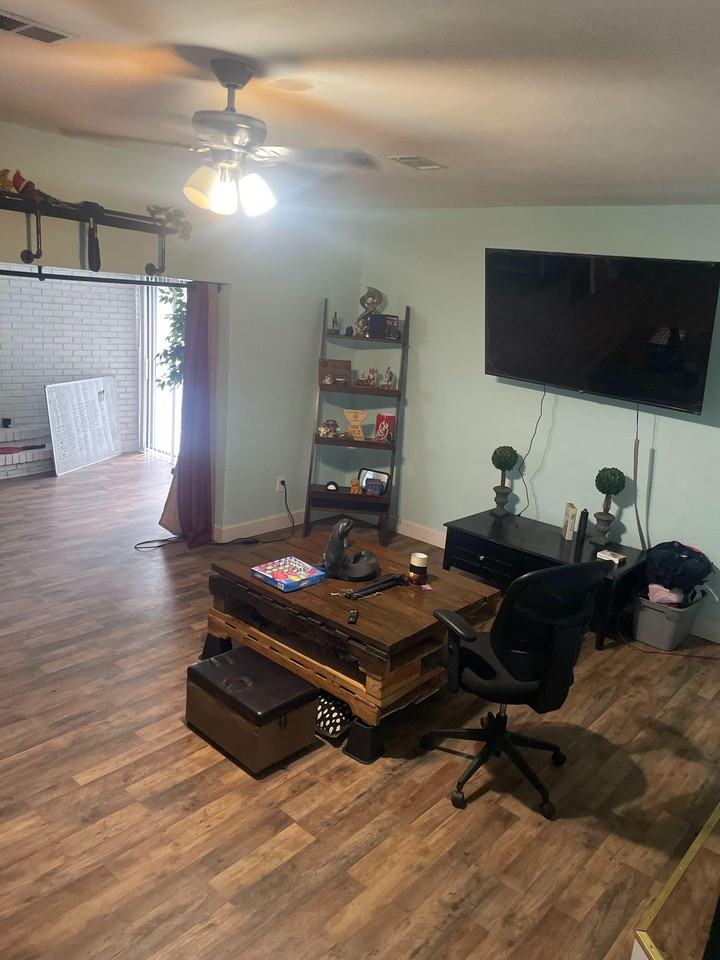 Moncrief Rd W - Photo 6 of 9