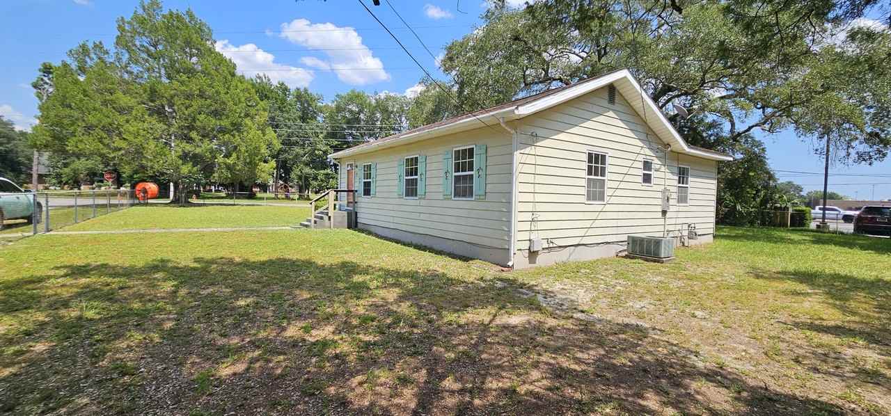 725 Powell Dr #1 - Photo 3 of 22