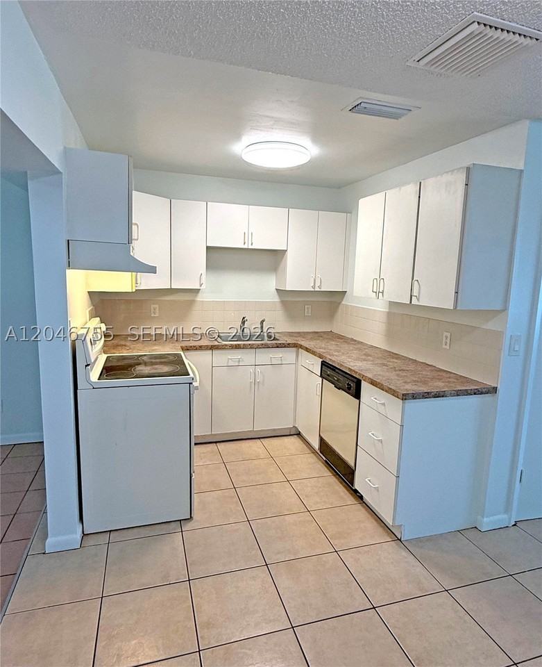 12096 Dolphin Dr - Photo 4 of 15