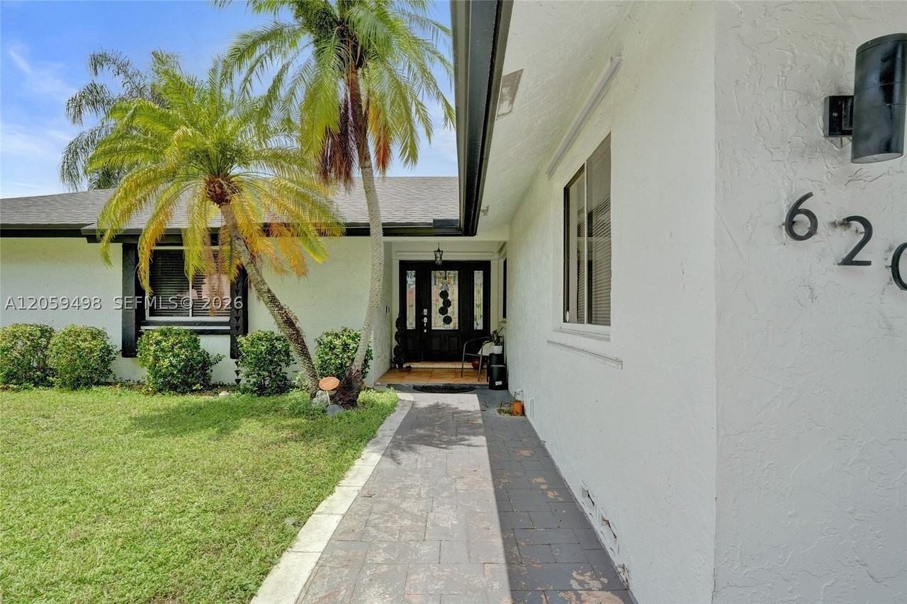 620 Sw 100th Ave - Photo 7 of 50