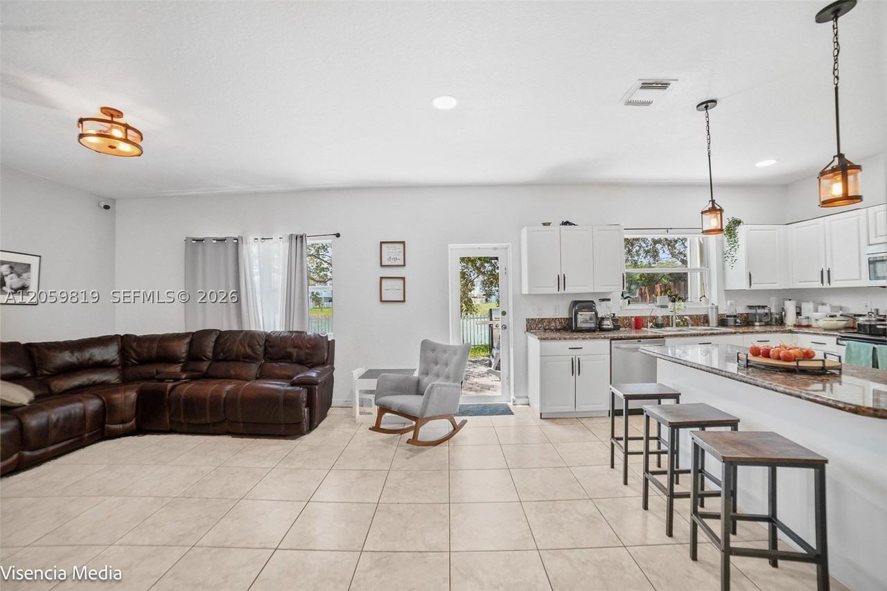 3160 Ne 1st Dr - Photo 6 of 38