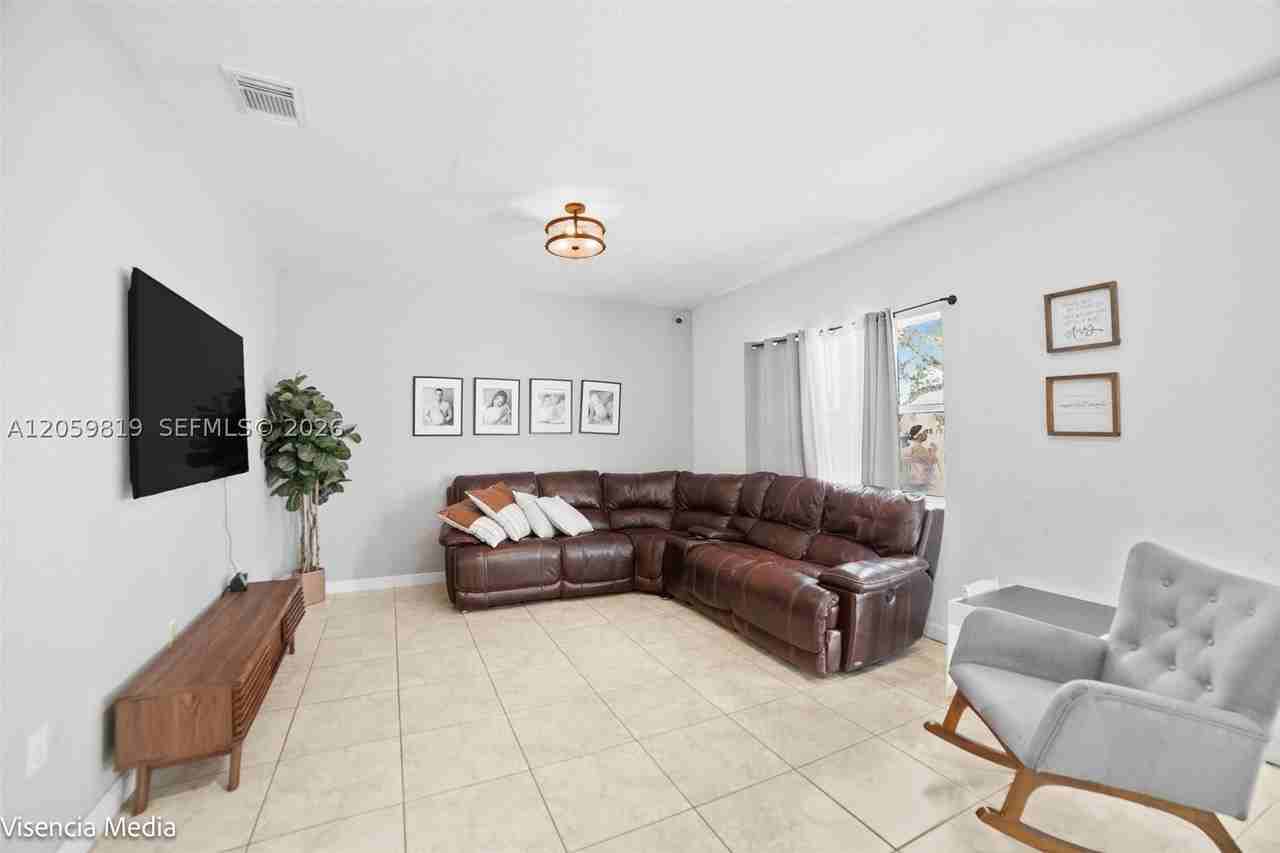 3160 Ne 1st Dr - Photo 7 of 38
