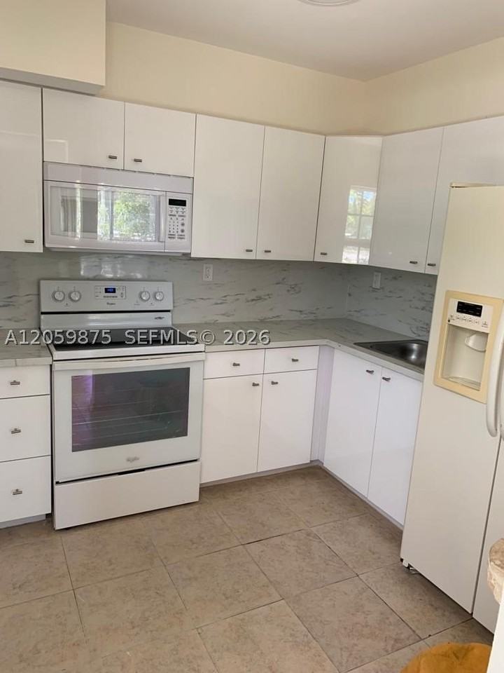 1471 Ne 170th St #123A - Photo 2 of 16