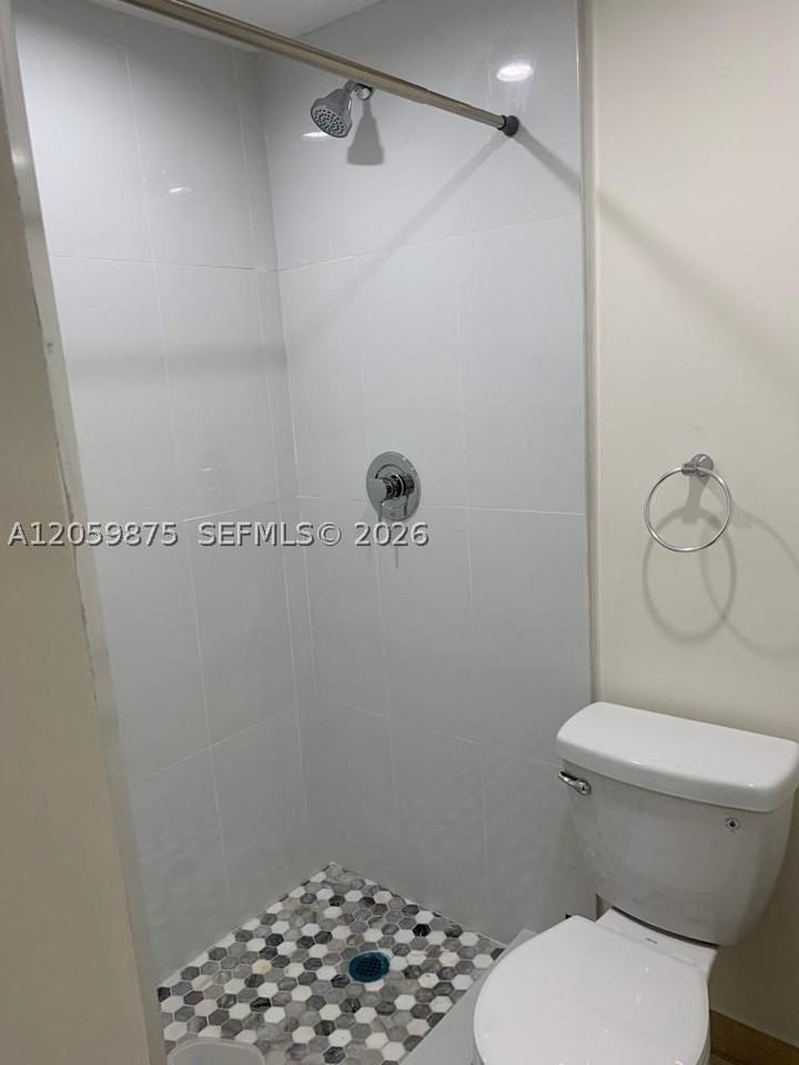 1471 Ne 170th St #123A - Photo 4 of 16