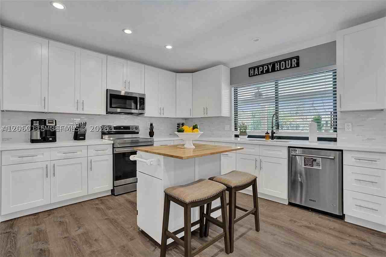 1941 Sw 52nd Ter - Photo 2 of 42