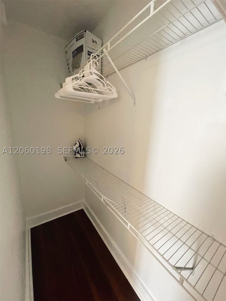 274 Nw 32nd St #1 - Photo 4 of 5