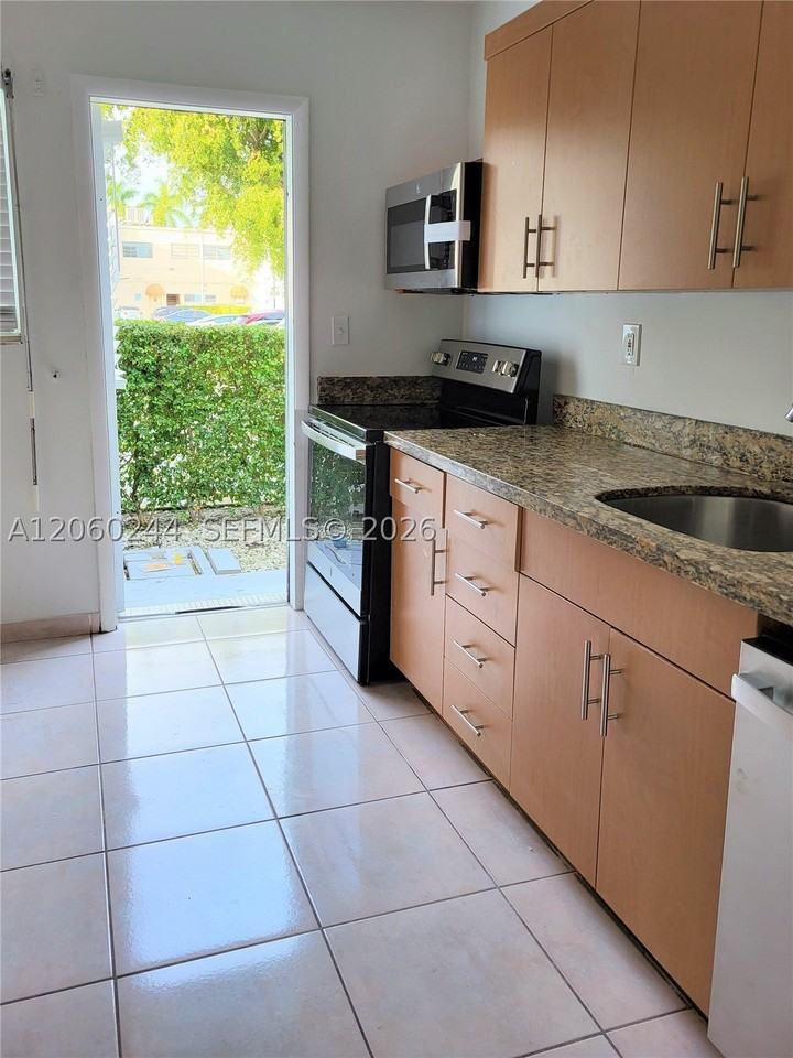 9455 Bay Harbor Ter #2N - Photo 4 of 15