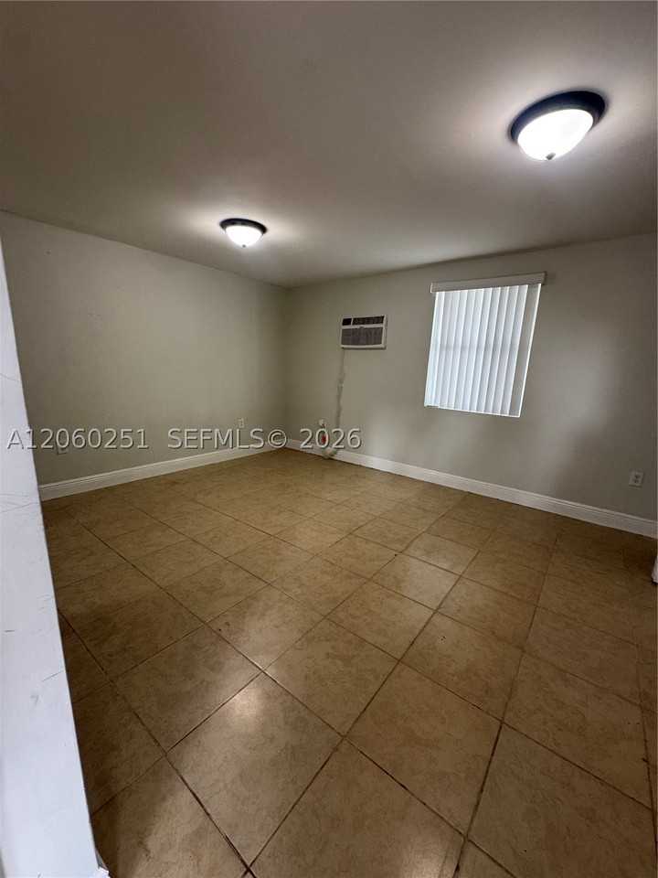 2311 Nw 15th St #REAR - Photo 3 of 9