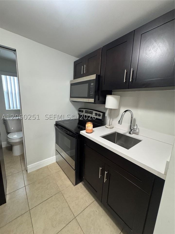 2311 Nw 15th St #REAR - Photo 5 of 9