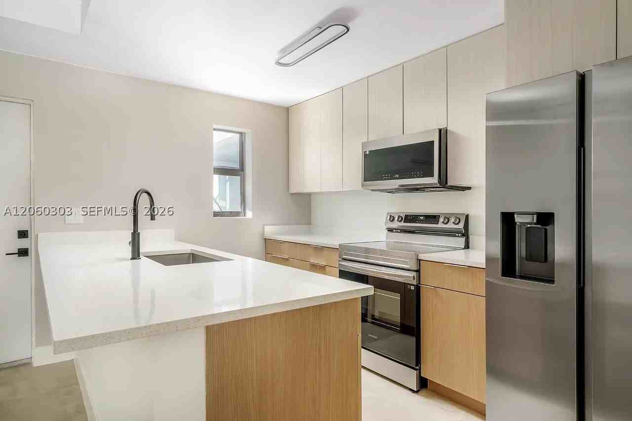 5423 Ne Miami Ct #7 - Photo 3 of 5