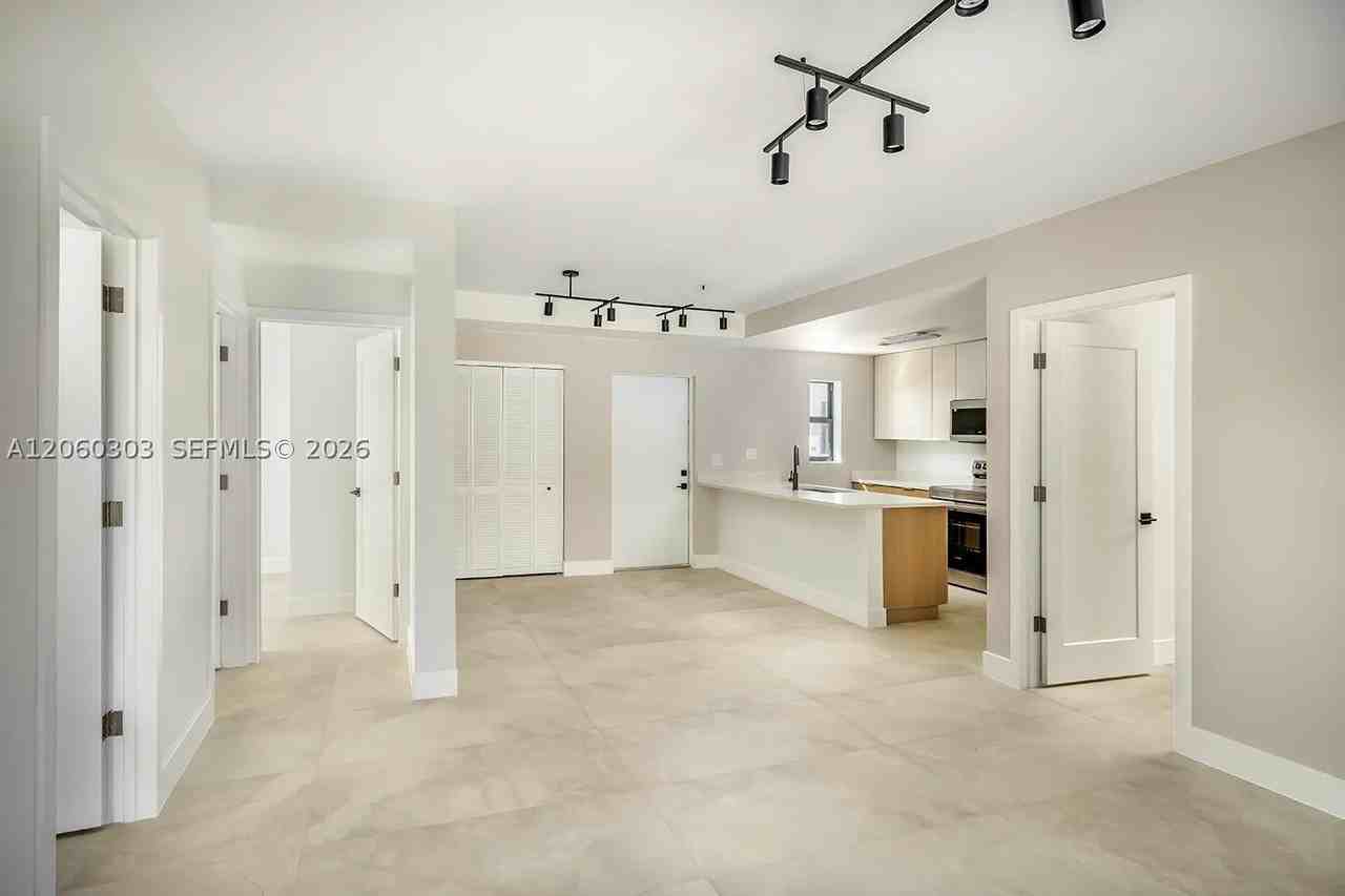 5423 Ne Miami Ct #7 - Photo 4 of 5