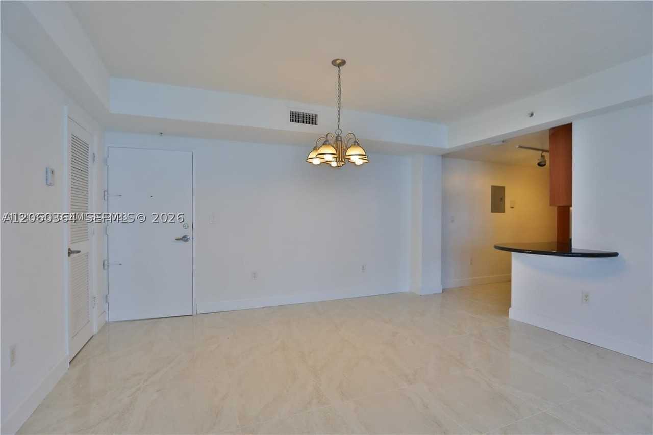 7501 E Treasure Dr #4K - Photo 4 of 11